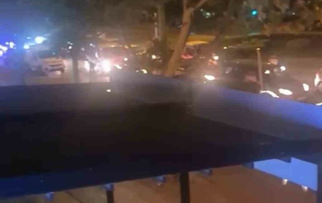 Trafiği kesip halaya durdular, sireni görünce böyle kaçtılar BURSA'DA EĞLENMEK İSTEYEN BİR GRUP KALABALIK ARAÇLARINDAN İNİP TRAFİĞİ KESTİLER.