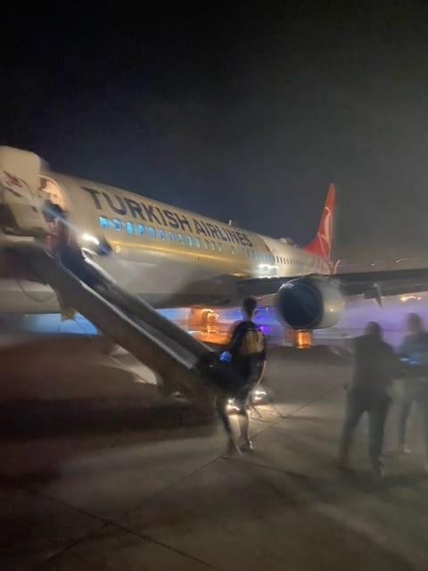 Türk Hava Yolları uçağının lastiği patladı