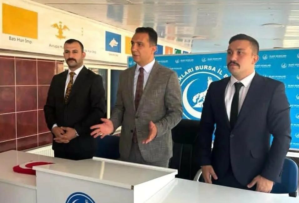 Ülkü Ocakları Bursa İl Başkanlığı’nda bayrak değişimi ÜLKÜ OCAKLARI BURSA İL BAŞKANLIĞI’NDA GERÇEKLEŞTİRİLEN DEVİR TESLİM TÖRENİNDE 2