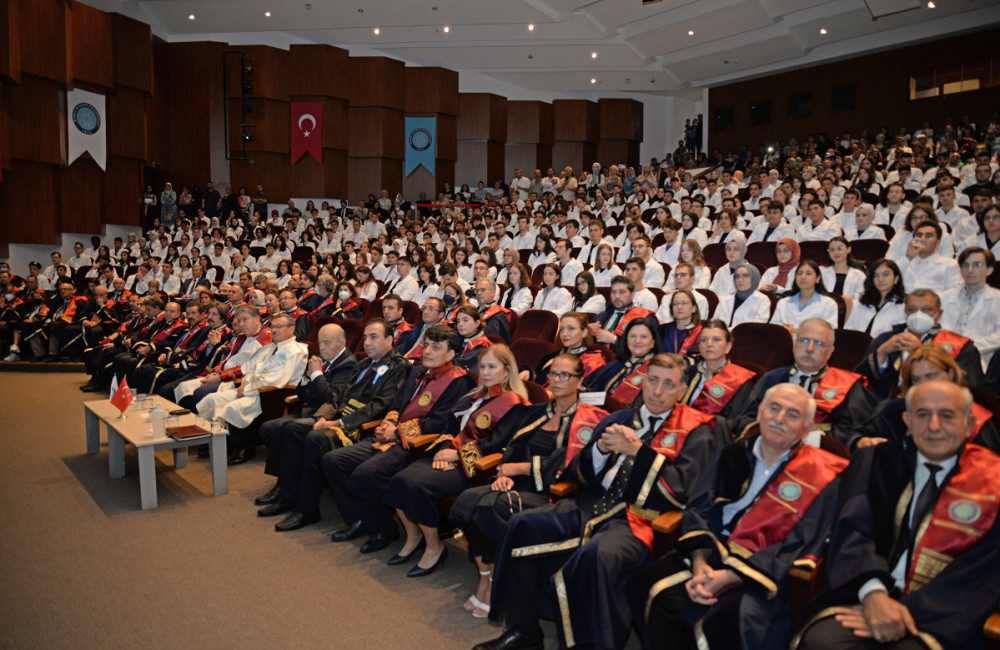 Uludağ Üniversitesi’nde hekim adayları önlüklerini giydi Bursa Uludağ Üniversitesi (BUÜ) Tıp Fakültesi'ne bu yıl kaydolan öğrenciler,