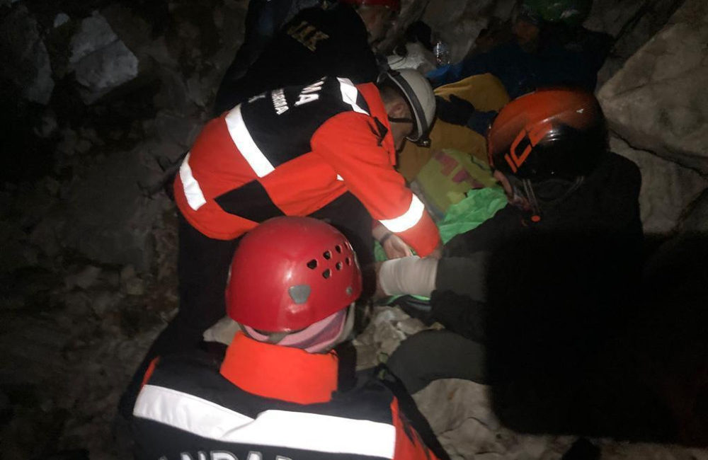 Bursa'da, zorunlu iniş yaptıkları Uludağ'ın eteklerindeki kayalıklarda mahsur kalan paraşütçüler,