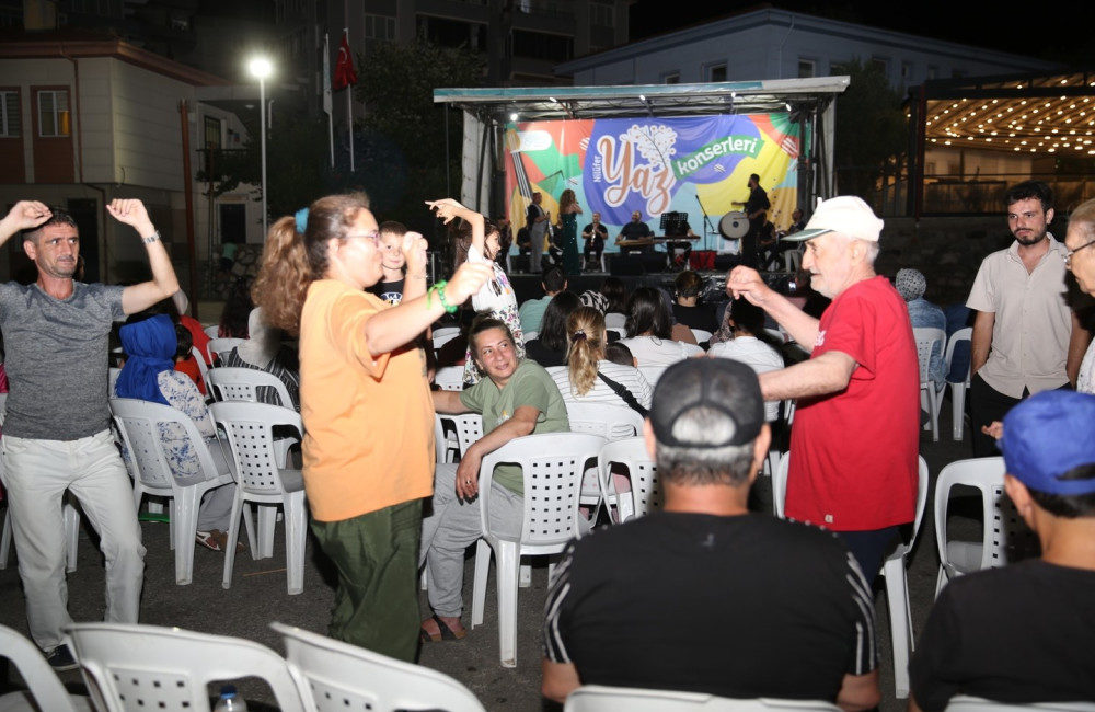 Yaz konserleri Nilüfer’e renk kattı Nilüfer Belediyesi’nin 17 mahallede açık havada düzenlediği “Yaz Konserleri” sona