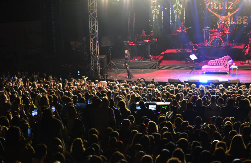 Yıldız Tilbe Bursa’da şarkılarıyla coşturdu Bursalı sevenleri ile buluşan Yıldız Tilbe, hayranlarına unutulmaz bir gece