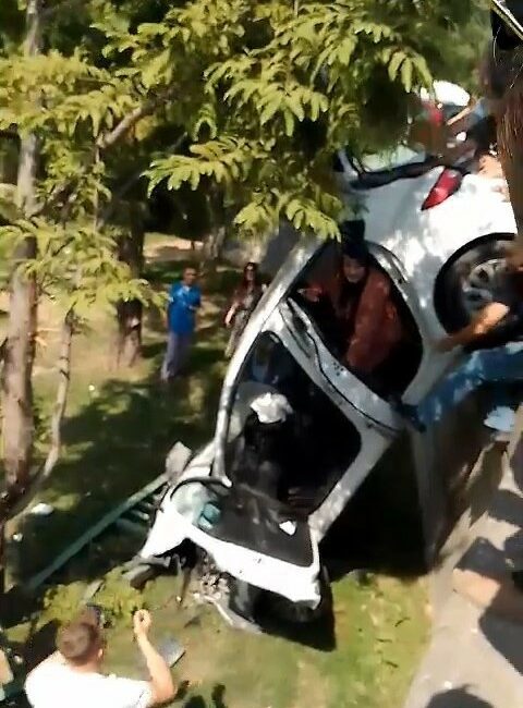 Yoldan çıkan otomobil şarampole uçtu: 3 yaralı BURSA’DA OTOMOBİLLERİ İLE DÜĞÜNE GİDEN AİLE YAN ŞERİTTEKİ BAŞKA BİR