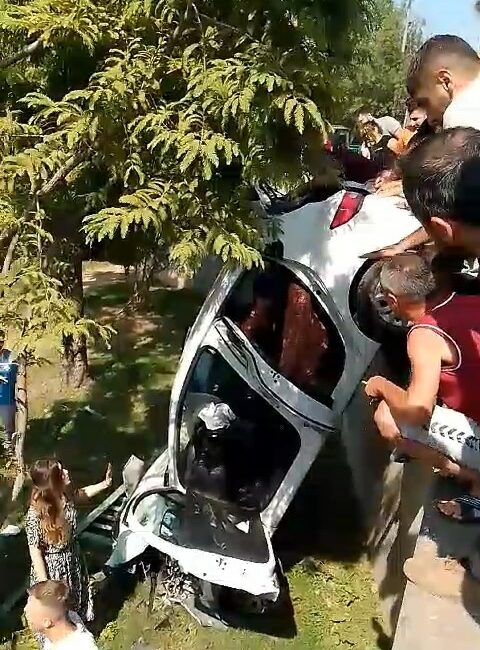 BURSA’DA DÜĞÜNE GİDEN AİLENİN BULUNDUĞU OTOMOBİL, YAN ŞERİTTEKİ BAŞKA BİR