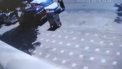 Bursa'nın Yıldırım ilçesinde, yoldan karşıya geçerken hafif ticari aracın çarptığı