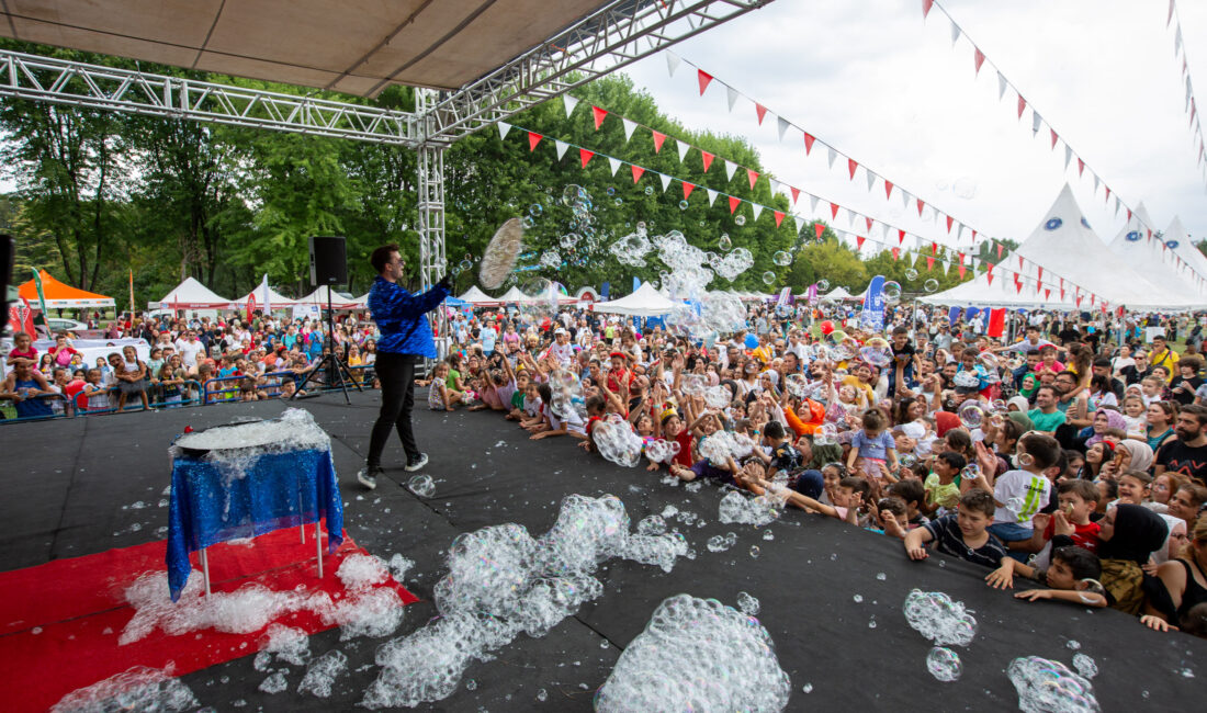 Bursa’da Çocuk Şenliği renkli görüntülere sahne oldu Bursa Büyükşehir Belediyesi tarafından gerçekleştirilen 5. Çocuk Şenliği'ne katılan çocuklar