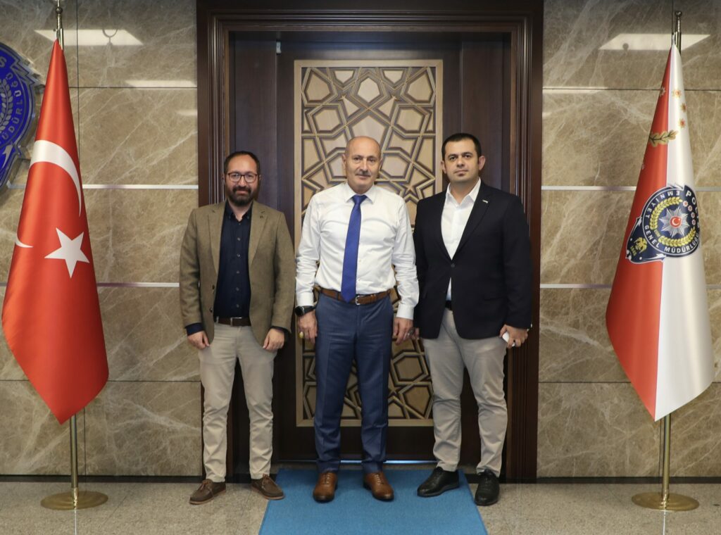 Ulu Bursa İmtiyaz Sahibi ve Genel Yayın Yönetmeni Uğur Ulu ile Reklam ve Pazarlama Direktörü Ejder Solmaz, kısa süre önce Bursa'ya atanan İl Emniyet Müdürü Sabit Akın Zaimoğlu'nu ziyaret etti.