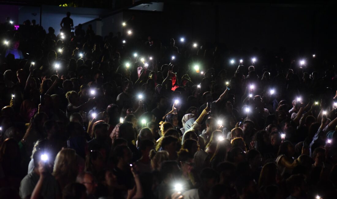 Ünlü şarkıcı Emre Aydın'ın Bursa'daki konserinde elektrikler kesildi. Aydın, şarkılarının