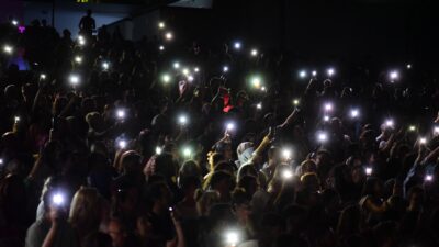 Ünlü şarkıcı Emre Aydın'ın Bursa'daki konserinde elektrikler kesildi. Aydın, şarkılarının