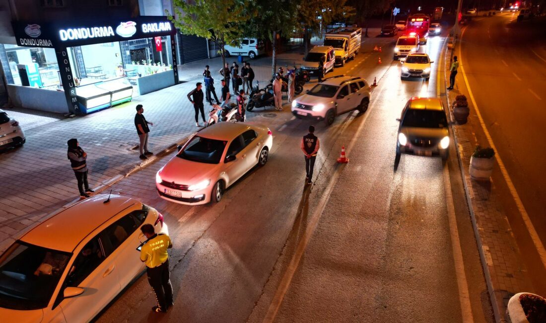 Bursa’da 500 polis ve jandarmayla asayiş uygulaması yapıldı Bursa'nın İnegöl ilçesinde, polis ve jandarma ekipleri, 500 personelin katılımıyla