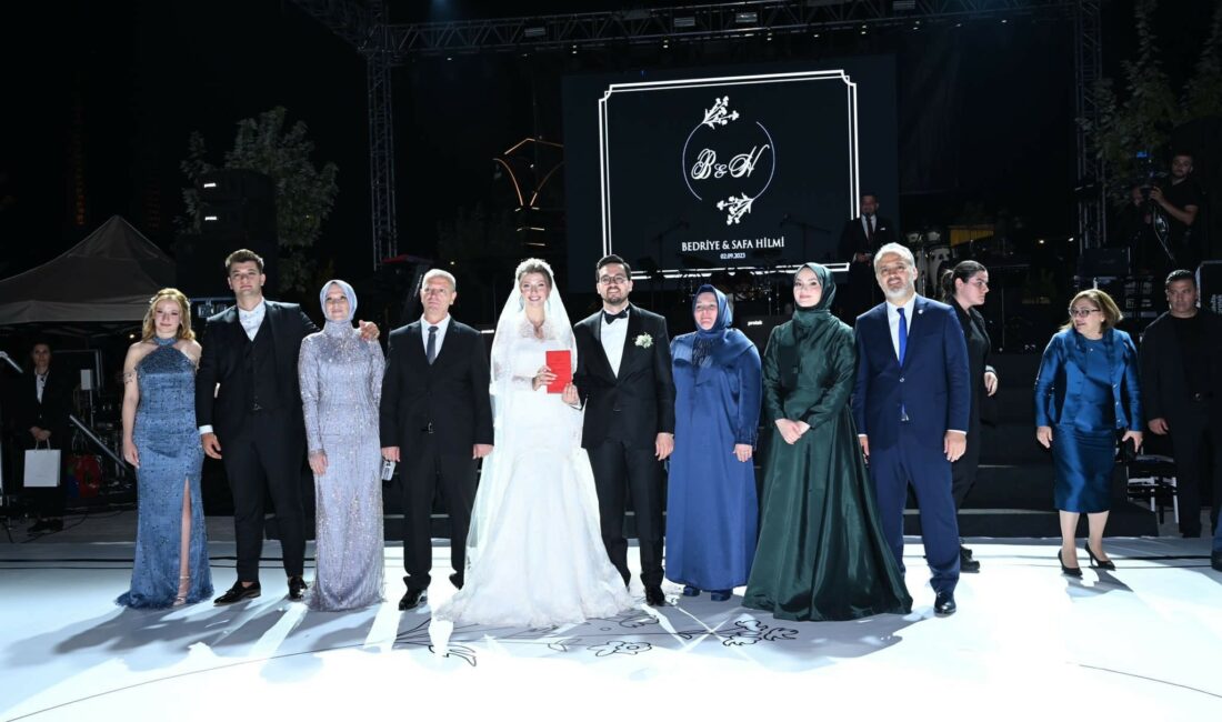 Alinur Aktaş’ın oğlu dünya evine girdi Bursa Büyükşehir Belediye Başkanı Alinur Aktaş’ın oğlu Mimar Safa Hilmi