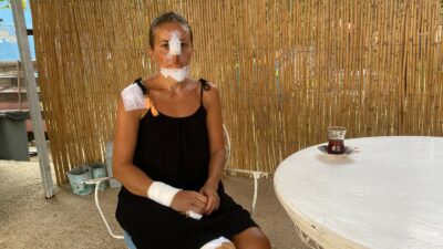 Bursa'dan tatil için gittikleri Erdek'te scooterla dolaşırken sahipsiz köpeklerin saldırısına