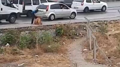 Bursa'nın Osmangazi ilçesinde, bir kişi sokak ortasında bir kadını kemerle