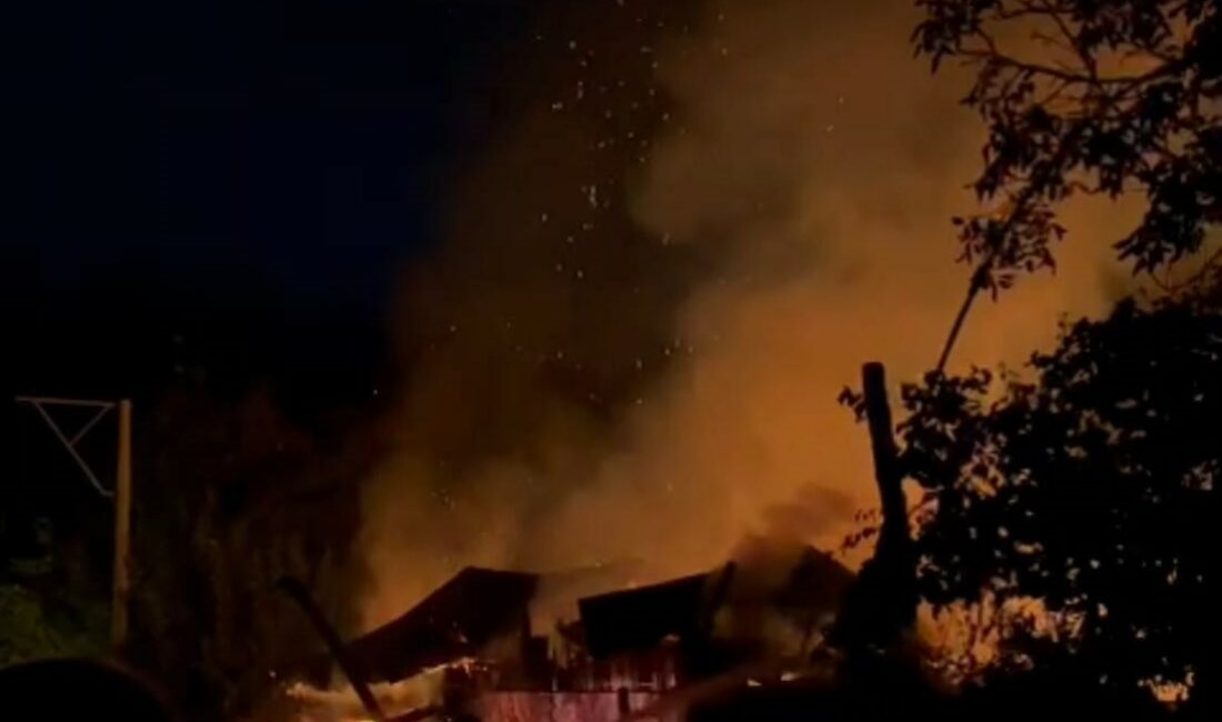 Bursa’da yanan ahşap ev kullanılamaz hale geldi Bursa'nın İnegöl ilçesinde, bilinmeyen bir nedenle yangın çıkan ev kullanılamaz