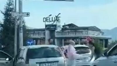 Bursa'nın Nilüfer ilçesinde, trafikte kavga eden kadınları görüntüsü kameralara yansıdı.