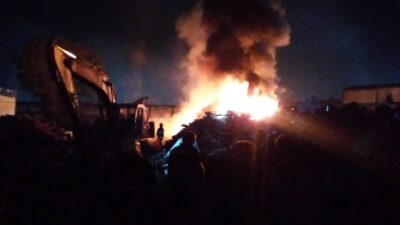 Bursa'nın İnegöl ilçesindeki bir geri dönüşüm tesisinde yangın çıktı.