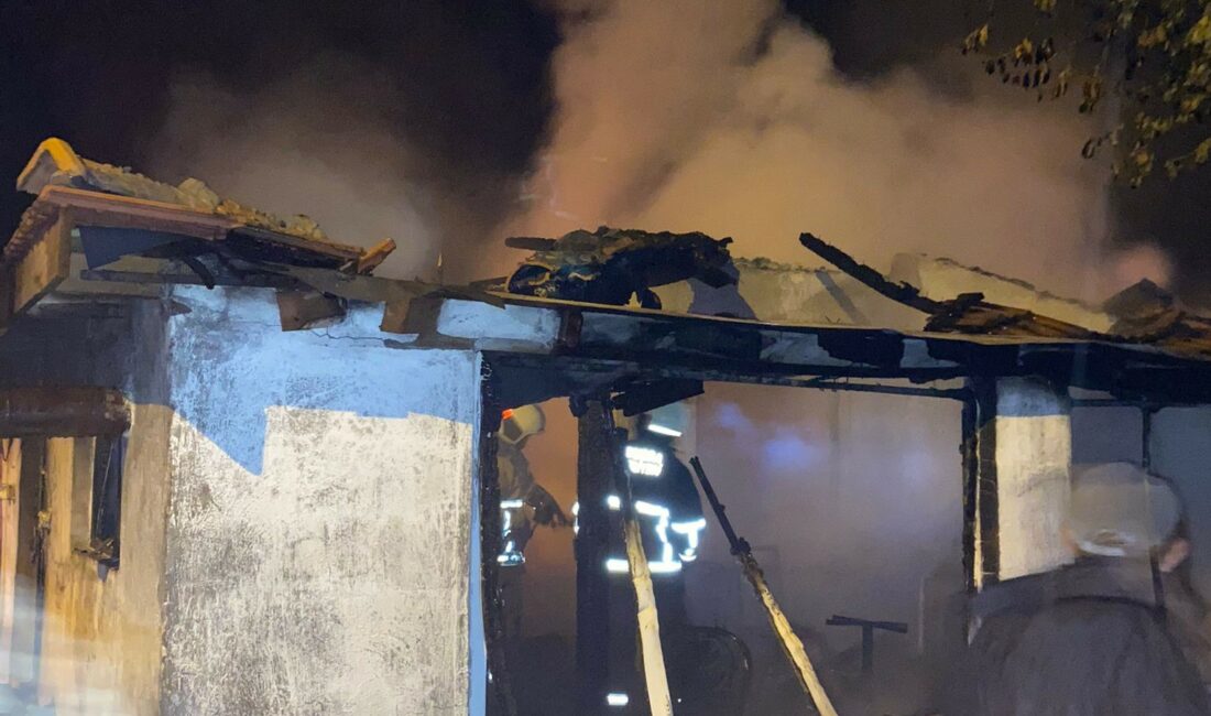 Bursa'nın Keles ilçesinde, yıldırım düşmesi sonucu yangın çıkan ev kullanılamaz