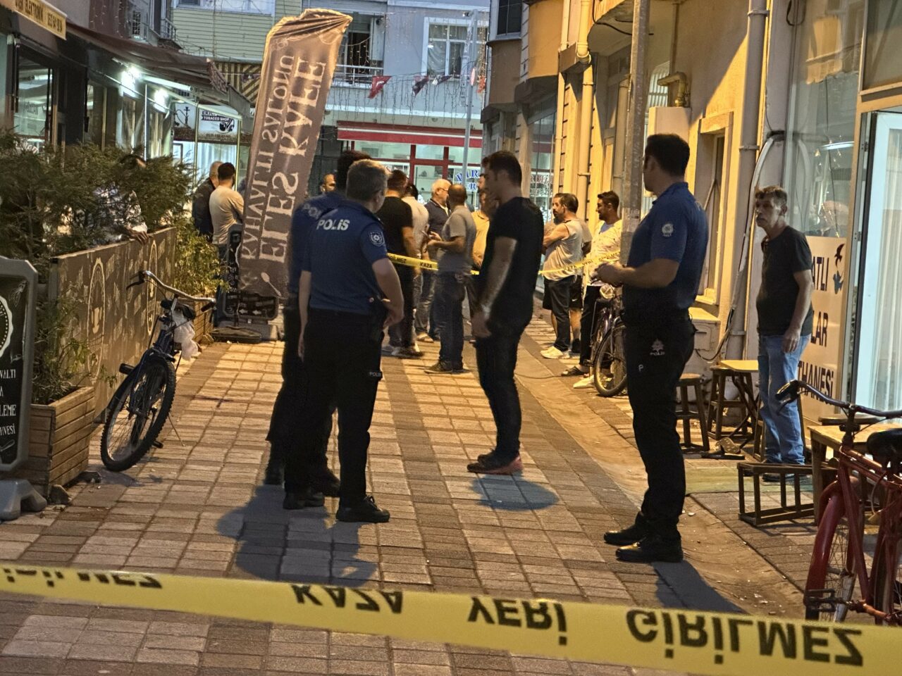 Tekirdağ'ın Muratlı ilçesindeki bir kahvehaneye silahla saldıran şüpheliler bir kişiyi