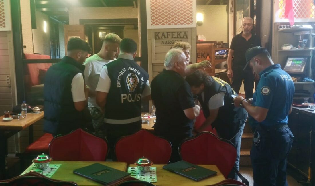 İstanbul'un Beyoğlu ilçesi Taksim çevredinde gerçekleştirilen helikopterli asayiş denetiminde çeşitli