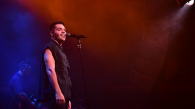 Bursa'da sahne alan şarkıcı Emir Can İğrek, son zamanların popüler