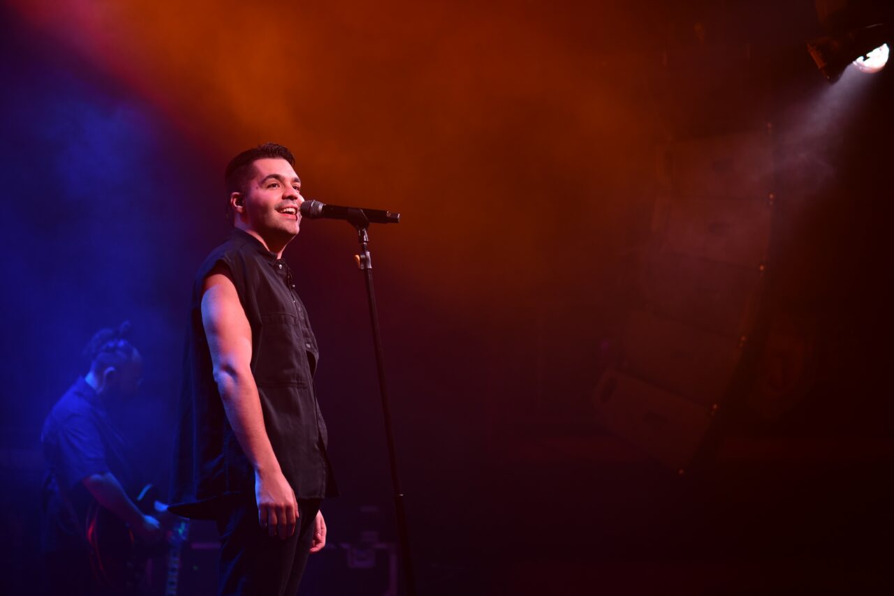 Bursa'da sahne alan şarkıcı Emir Can İğrek, son zamanların popüler