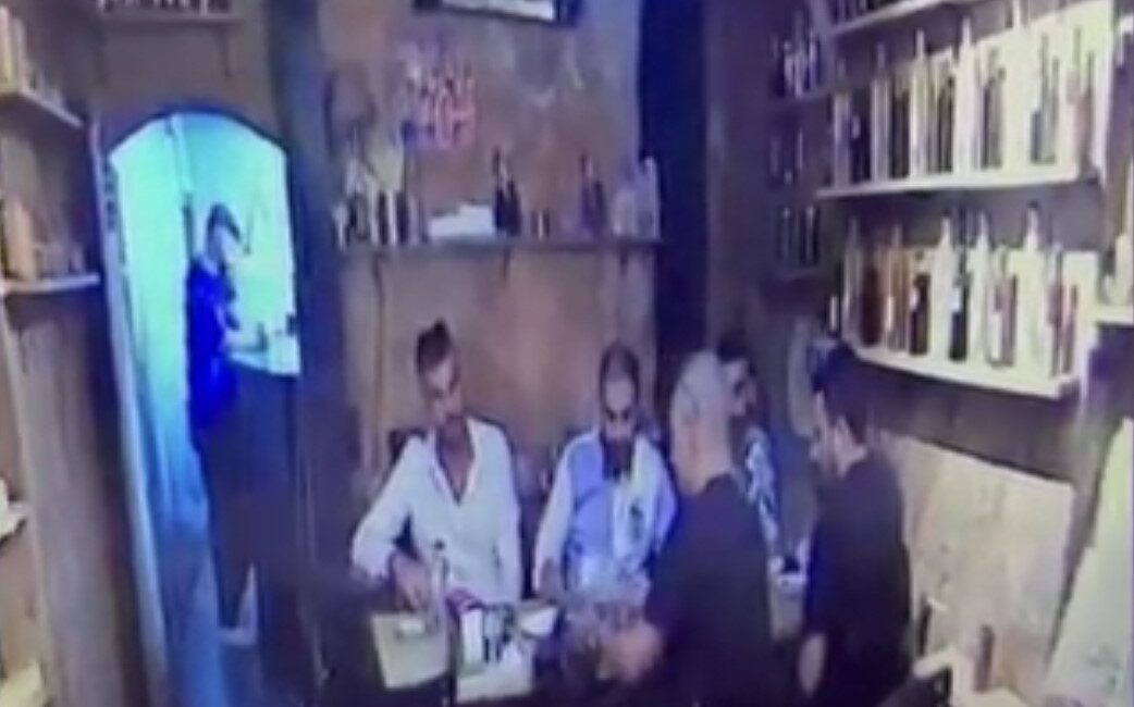 İstanbul’da el çabukluğuyla 60 bin dolar dolandırdılar İstanbul'un Beyoğlu ilçesinde, arsa satışı bahanesiyle bir kişiden aldıkları 60