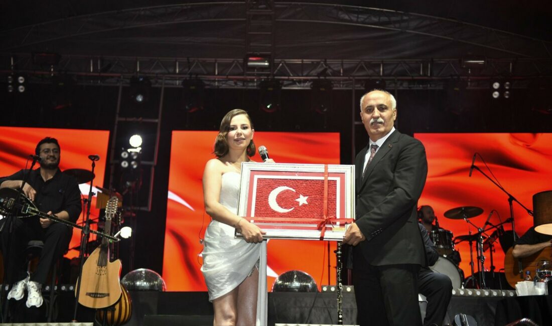 Merve Özbey ve Hakan Altun Bursa’da sahne aldı Merce Özbey ve Hakan Altun, Bursa'nın Yenişehir Belediyesi tarafından düzenlenen