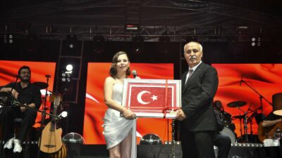 Merce Özbey ve Hakan Altun, Bursa'nın Yenişehir Belediyesi tarafından düzenlenen