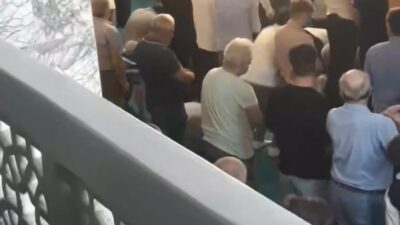 İstanbul'un Pendik ilçesiki bir camide, 2 kişi arasında, birinin diğerine