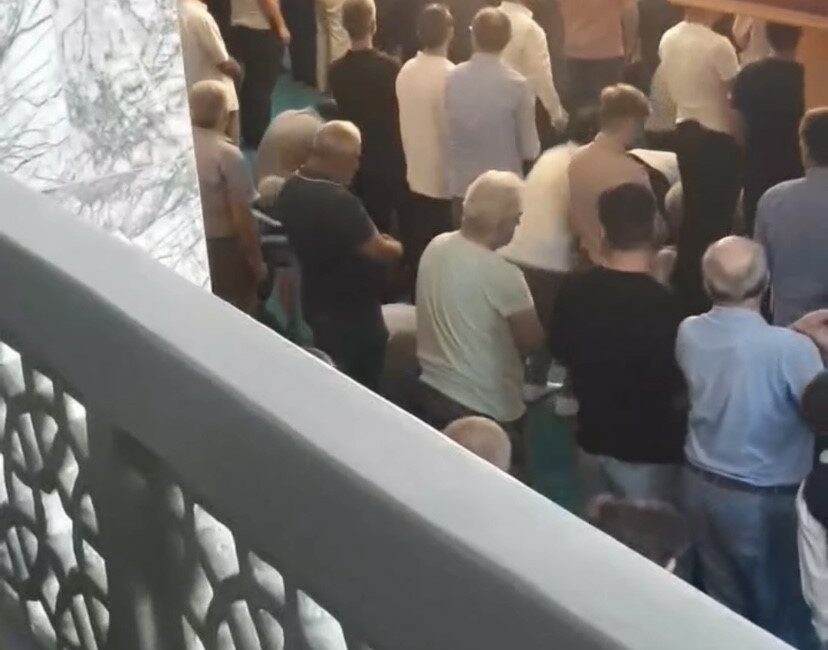 İstanbul'un Pendik ilçesiki bir camide, 2 kişi arasında, birinin diğerine