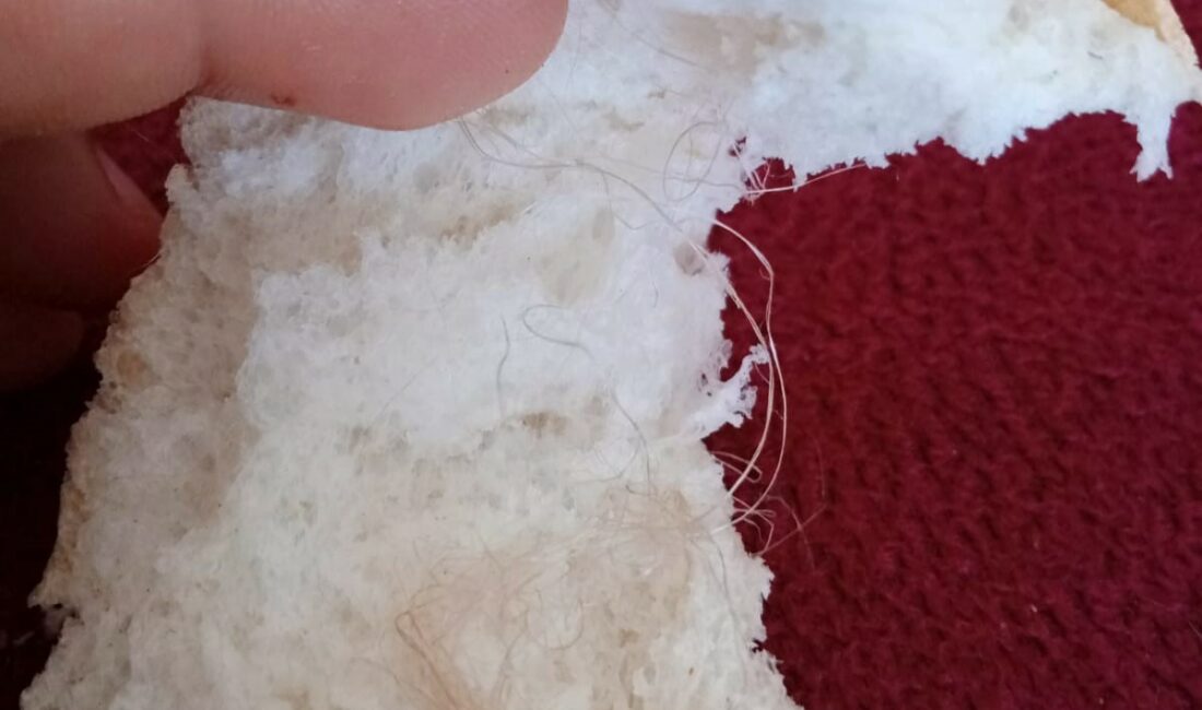 Tekirdağ’da ekmekten çuval ipi çıktı Tekirdağ'ın Kapaklı ilçesinde, bir kişinin büfeden aldığı ekmeğin içinden çuval