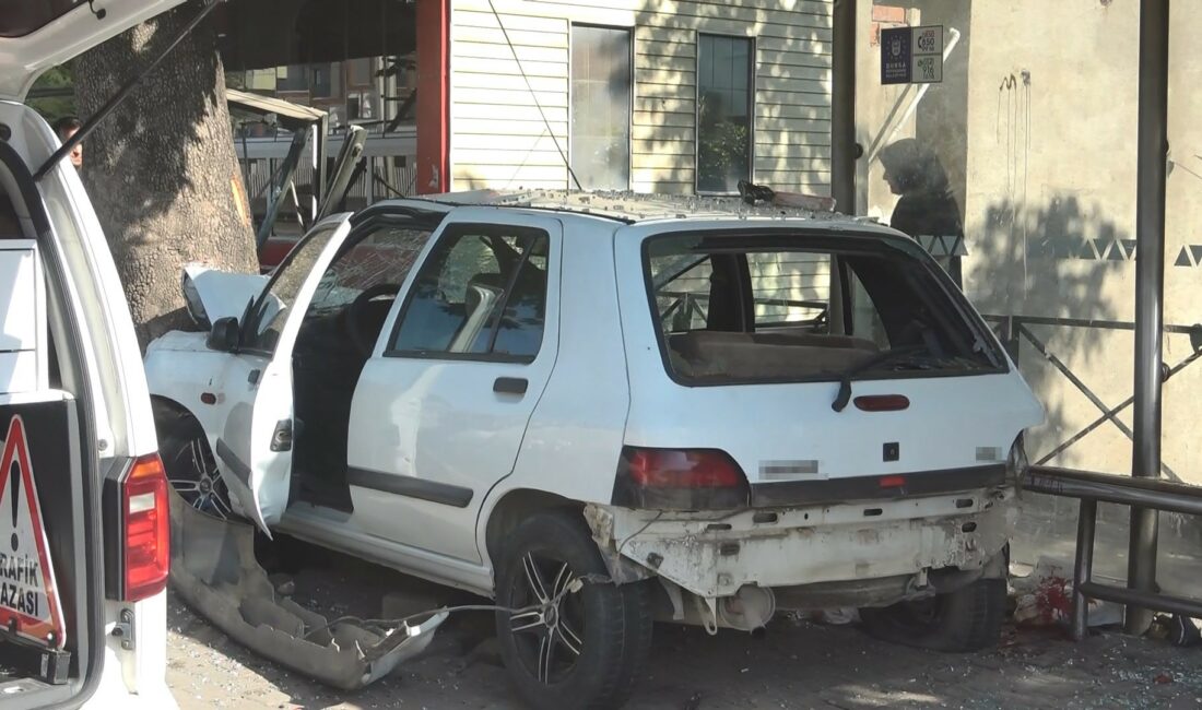 (Özel) Bursa’da durakta beklerken otomobilin çarptığı genç kadın öldü Bursa'nın Osmangazi ilçesinde, kontrolden çıkıp otobüs durağına dalan otomobil genç