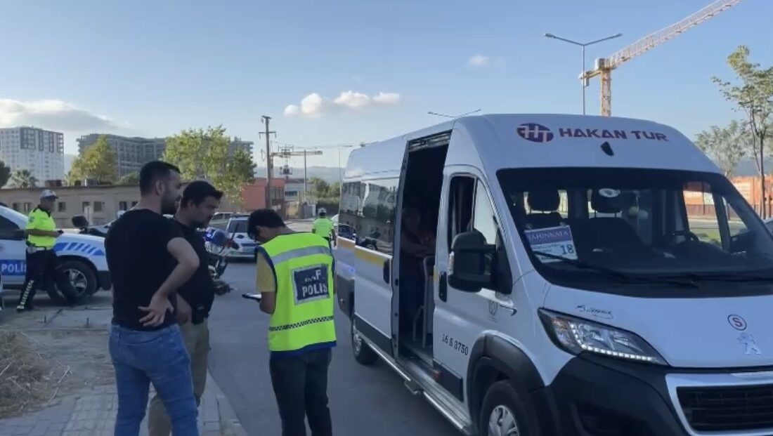 Bursa’da polis ekipleri okul servislerini denetledi Bursa Emniyet Müdürlüğü ekipleri, okulların açıldığı ilk günde öğrenci servislerine