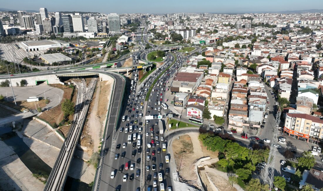 Bursa’da okulların açılmasıyla trafik yoğunluğu oluştu Bursa'da, 2023-2024 eğitim-öğretim yılının il gününde trafik yoğunluğu yaşanıyor.