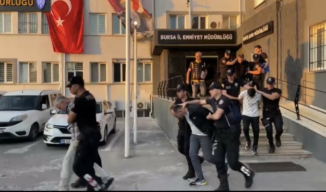 Bursa’daki cinayetin şüphelisi Eskişehir’de yakalandı Bursa'nın Nilüfer ilçesinde, bir gece kulübündeki cinayetin şüphelisi polisin operasyonuyla