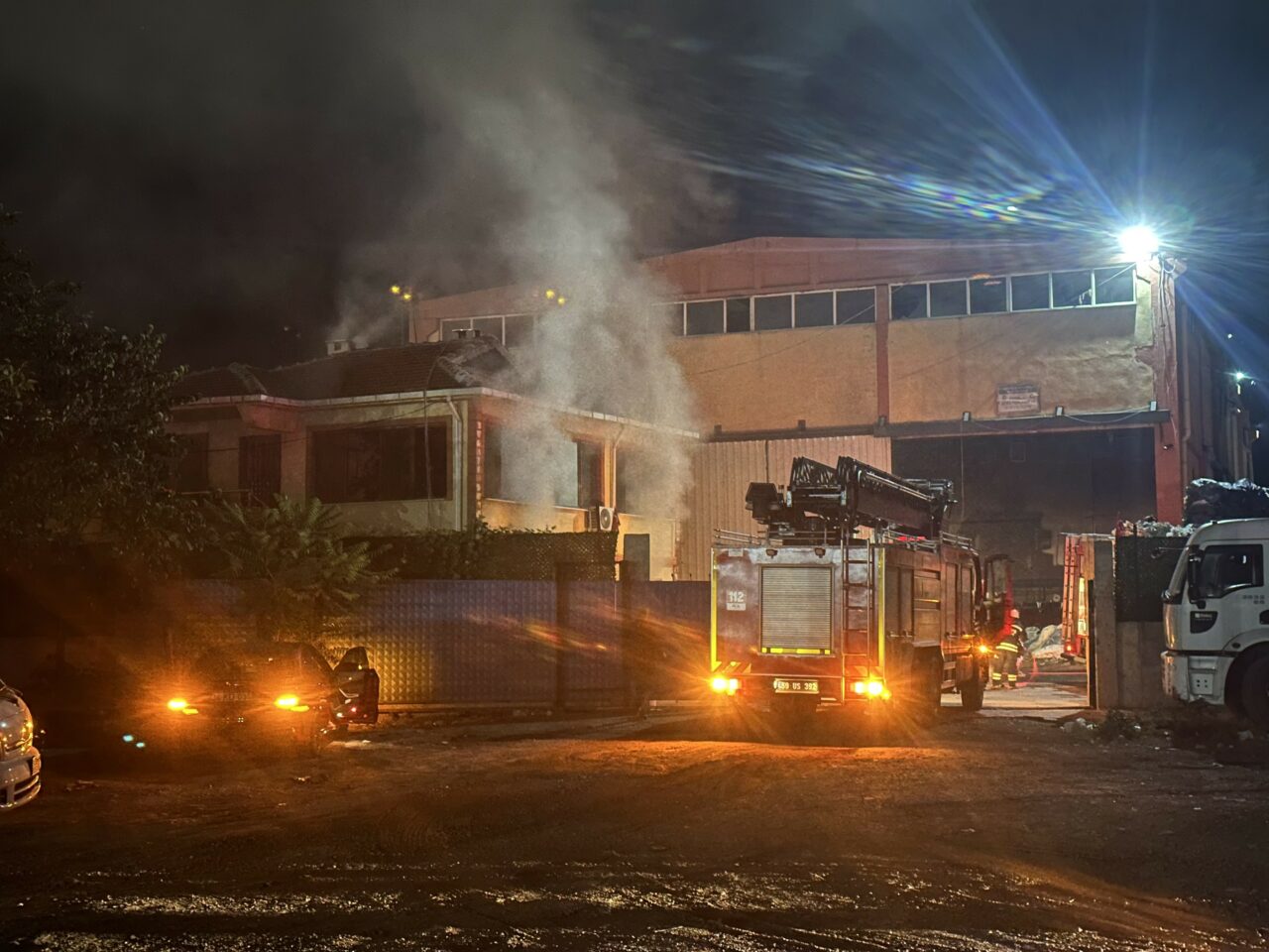 Tekirdağ'ın Muratlı ilçesindeki bir hurda deposunda tüp patlaması nedeniyle yangın