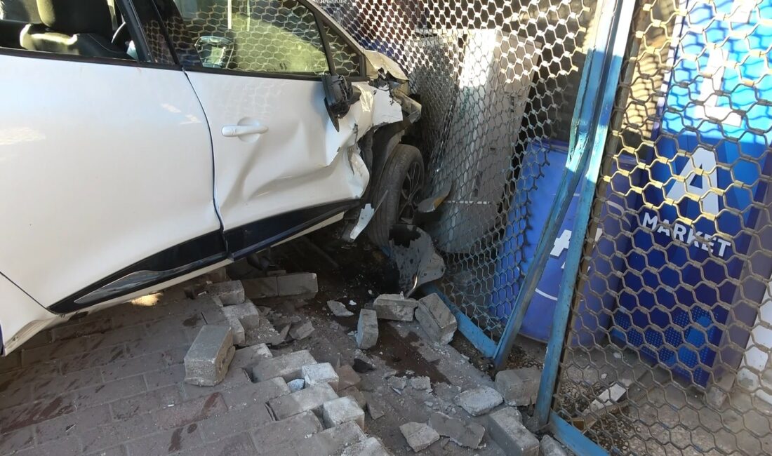 Bursa'nın Osmangazi ilçesinde, bir otomobile çarpışan başka bir otomobil, yol