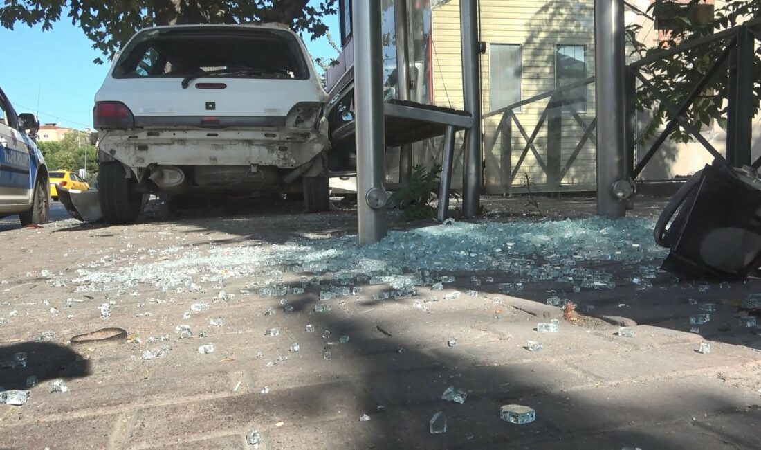 Bursa’da trafik kazasındaki ölü sayısı 2’ye yükseldi Bursa’nın Osmangazi ilçesinde, kontrolden çıkıp otobüs durağına dalan otomobilin çarptığı