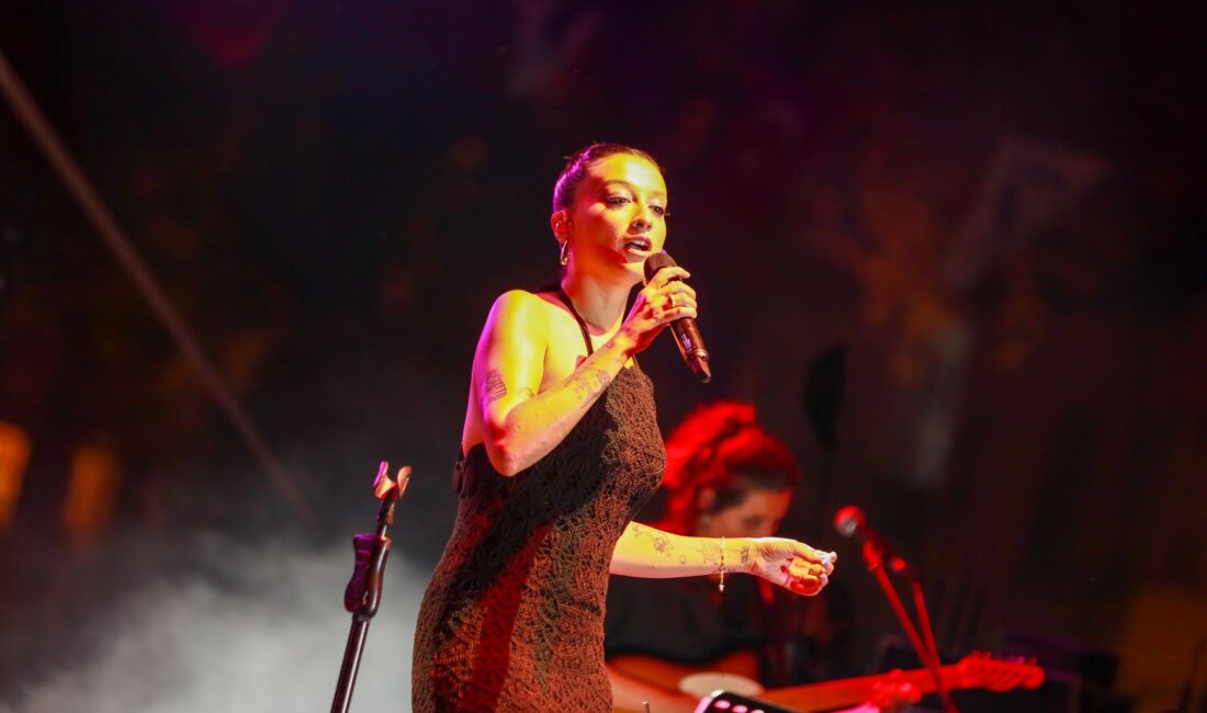 Ünlü şarkıcı Melike Şahin, 30. Uluslararası Gemlik Zeytini Festivali'nde sahne