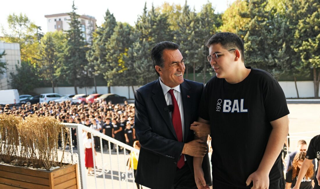 Mustafa Dündar, öğrencileri yalnız bırakmıyor Osmangazi Belediye Başkanı Mustafa Dündar, 2023-2024 eğitim öğretim yılının ilk