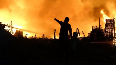 Bursa'nın Osmangazi ilçesindeki bir soğuk hava deposunun bir bölümü yanarak