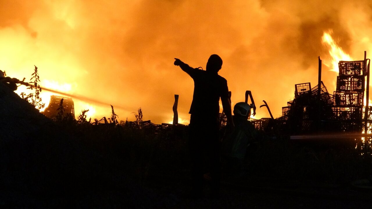 Bursa'nın Osmangazi ilçesindeki bir soğuk hava deposunun bir bölümü yanarak