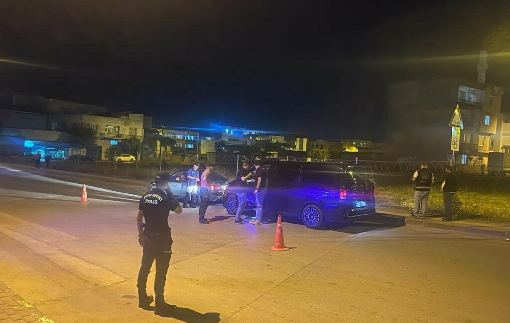 Bursa emniyetinden gece uygulaması Bursa Emniyet Müdürlüğü ekipleri gece saatlerinde Yıldırım ilçesinde asayiş uygulaması