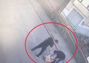 Bursa'nın Nilüfer ilçesinde, hırsızlık yapmak için geldikleri evin önünde köpekle