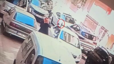 Bursa'nın Nilüfer ilçesinde, düğün eğlencesinde otomobilden sarkan bir maganda sokak