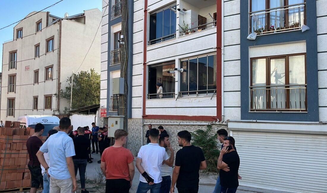 Bursa'nın Osmangazi ilçesinde bir şüpheli, halasını boğazını keserek öldürüp, babaannesini