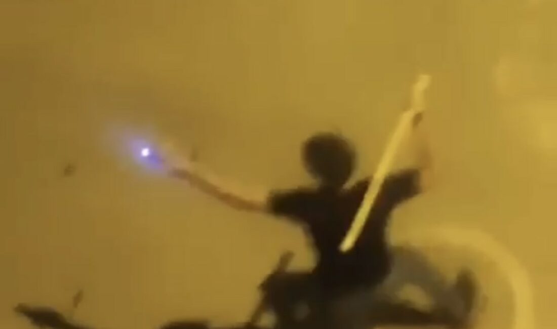 Bursa’da elektroşoklu kavga kamerada Bursa'nın Gürsu ilçesinde, kavga eden bir kişinin elektroşok cihazi kullandığı