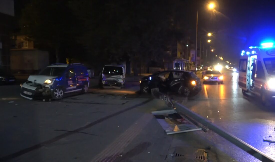 Bursa’da, önce iki araca ardından elektrik direğine çarptı Bursa'nın Yıldırım ilçesinde, kontrolden çıkan otomobil önce park halindeki 2