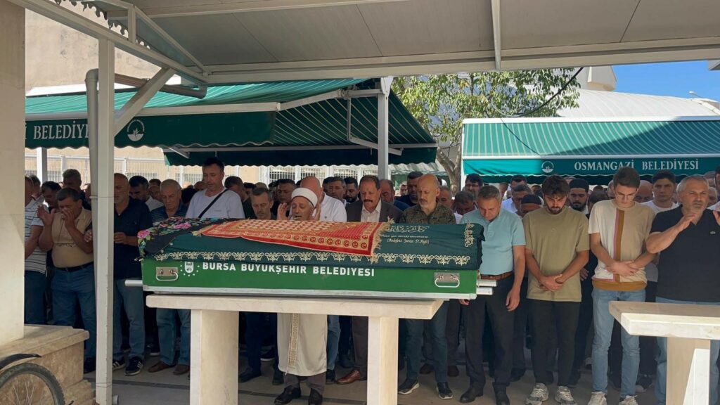 Bursa’da yeğeni tarafından öldürülen kadın defnedildi Bursa'nın Osmangazi ilçesinde, yeğeni tarafından boğazı kesilerek öldürülen Safiye Vardar